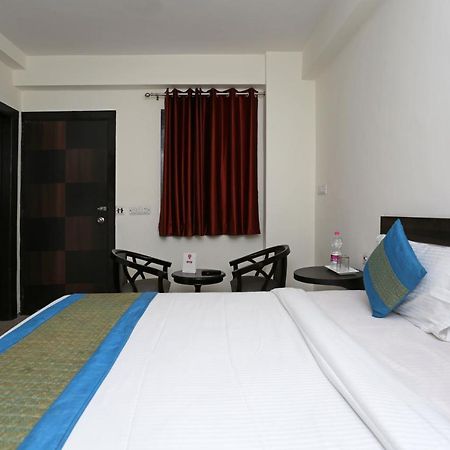 Hotel The Westend Green Нью-Дели Экстерьер фото