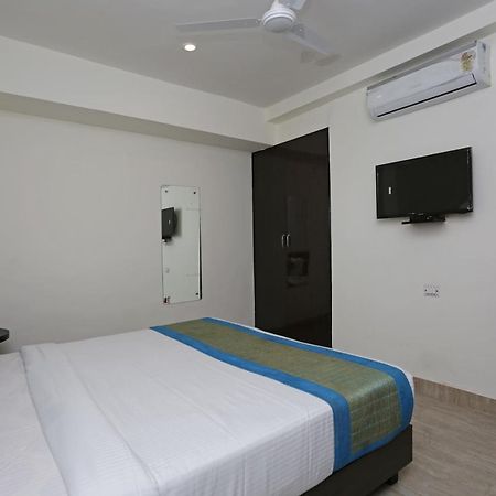 Hotel The Westend Green Нью-Дели Экстерьер фото