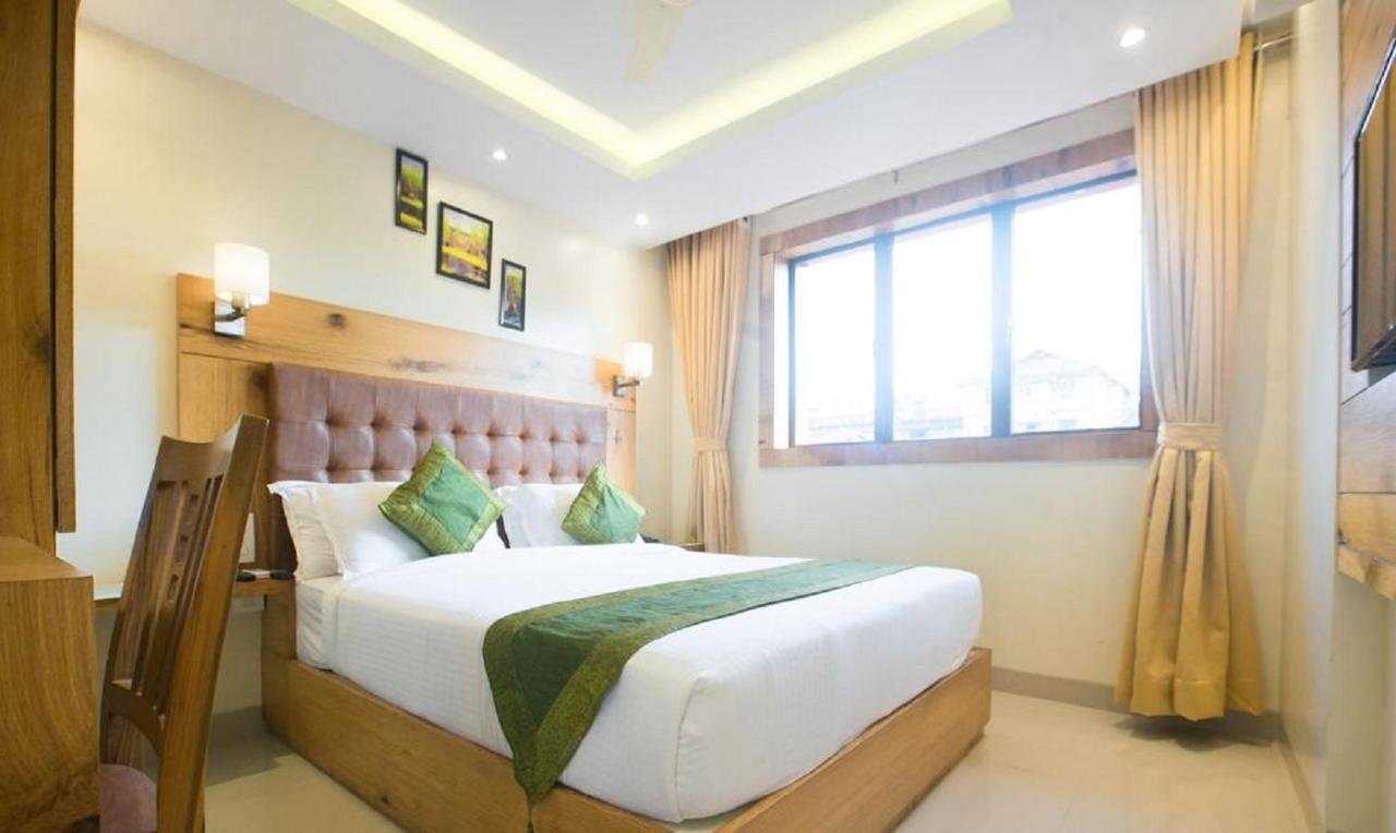 Hotel The Westend Green Нью-Дели Экстерьер фото