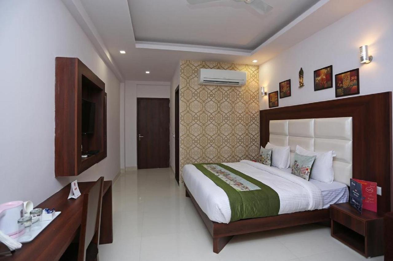 Hotel The Westend Green Нью-Дели Экстерьер фото