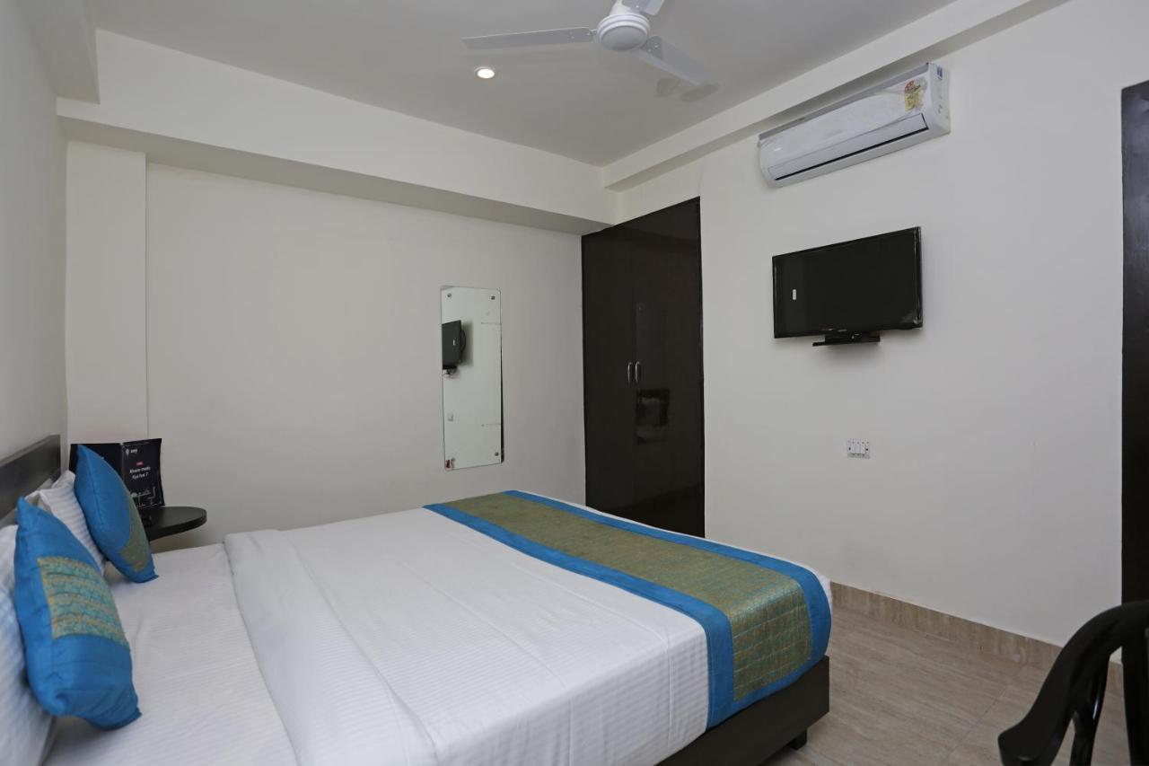Hotel The Westend Green Нью-Дели Экстерьер фото