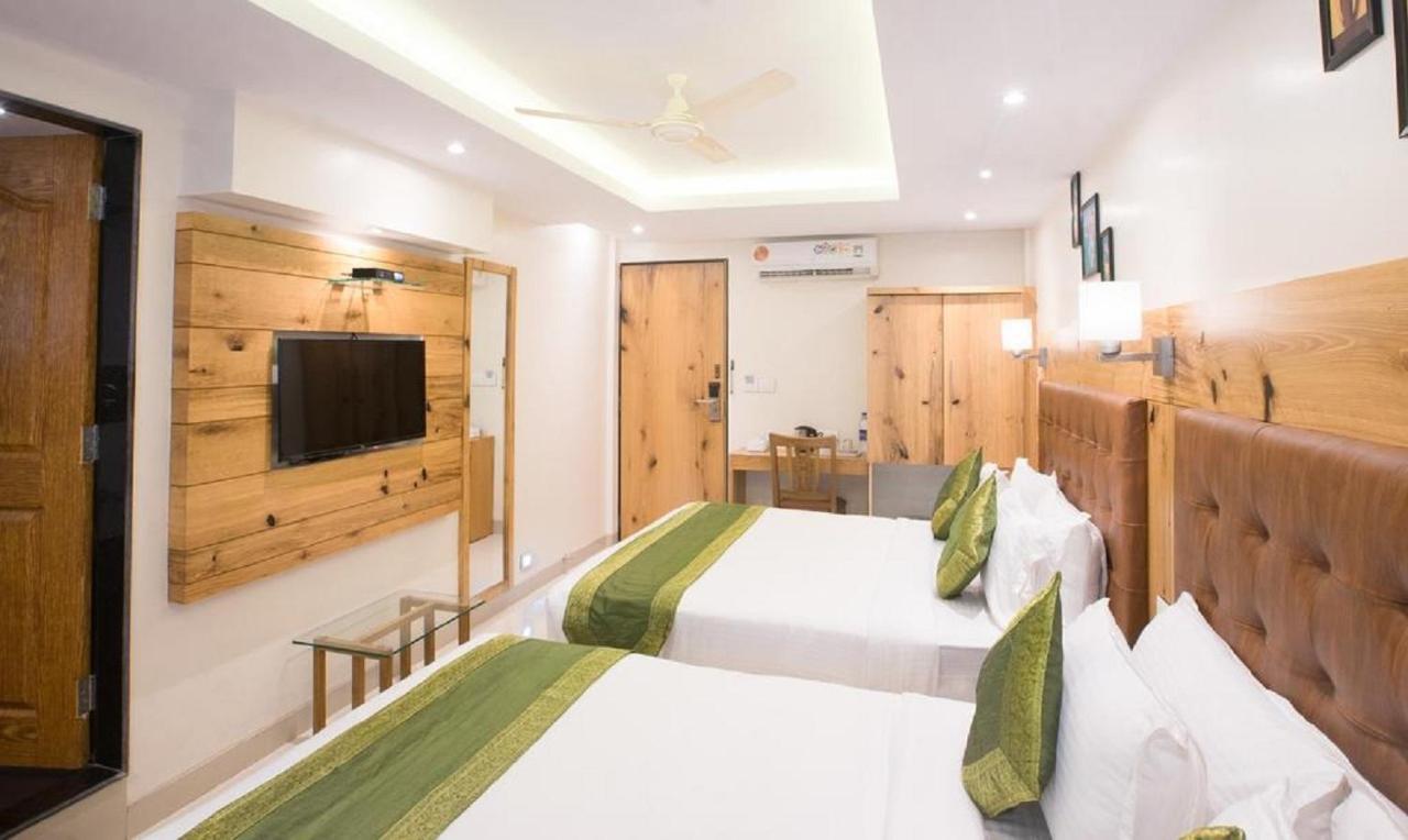 Hotel The Westend Green Нью-Дели Экстерьер фото